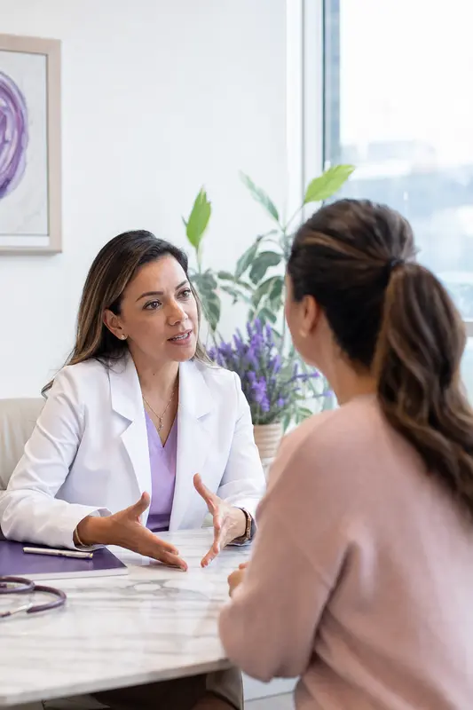 Doctora conversando con una paciente